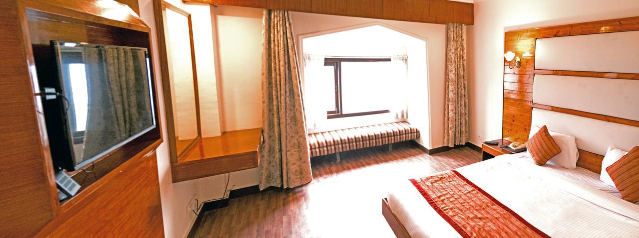 Royal Jardin Whistling Pines Resort Simlá Kültér fotó