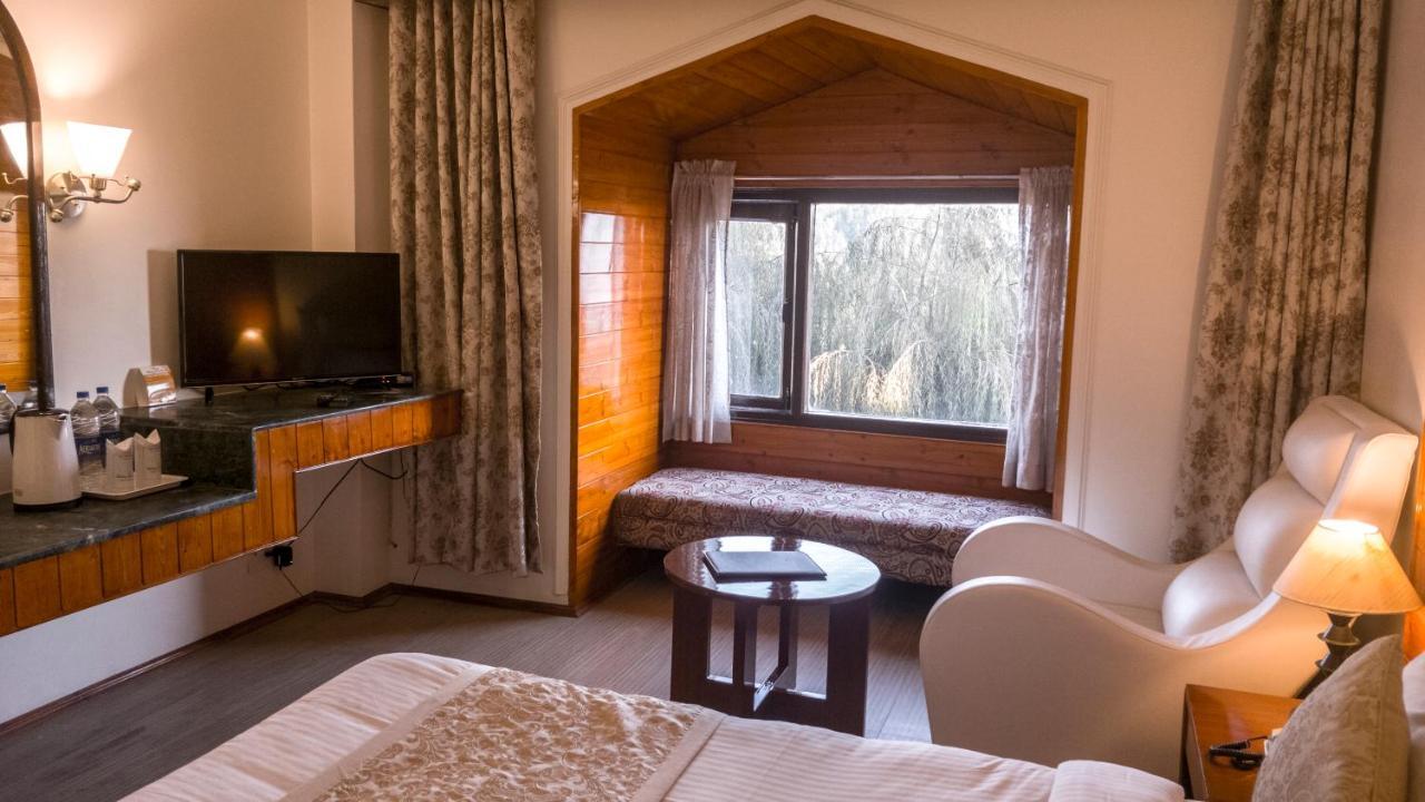 Royal Jardin Whistling Pines Resort Simlá Kültér fotó