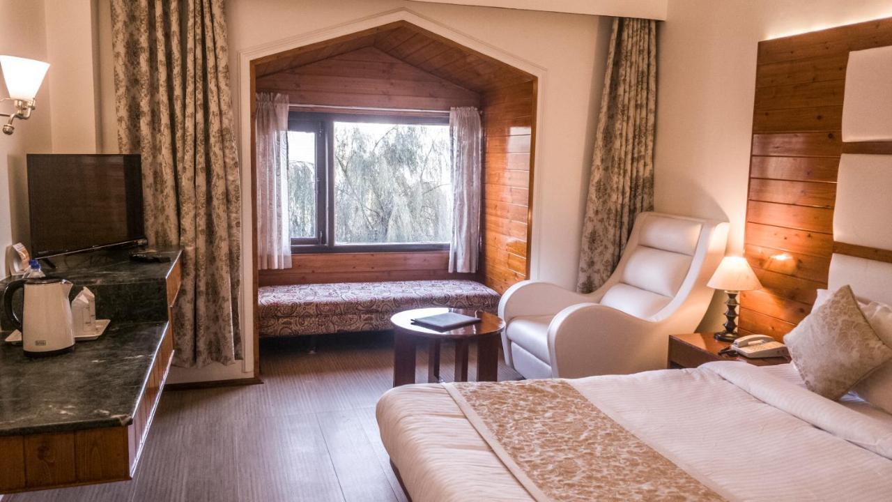 Royal Jardin Whistling Pines Resort Simlá Kültér fotó