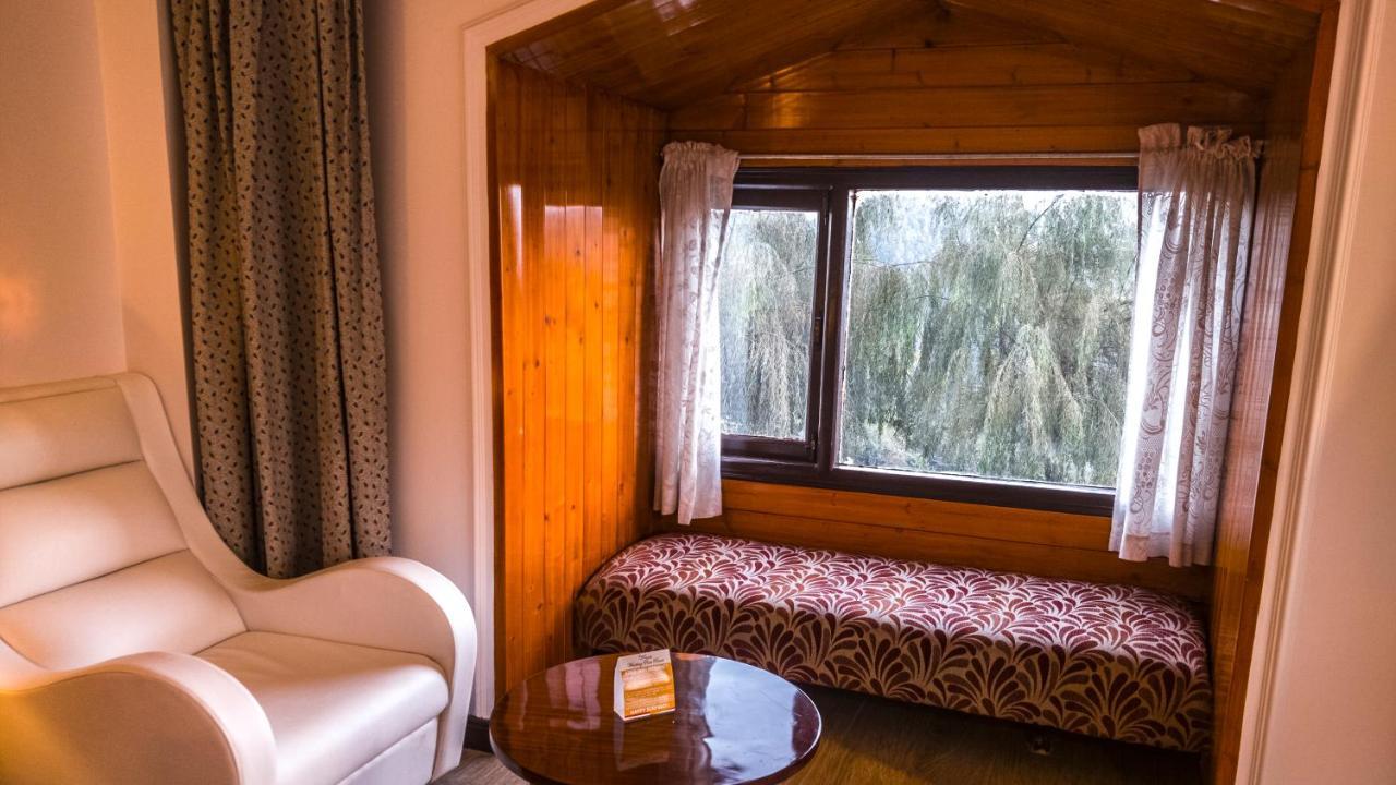 Royal Jardin Whistling Pines Resort Simlá Kültér fotó