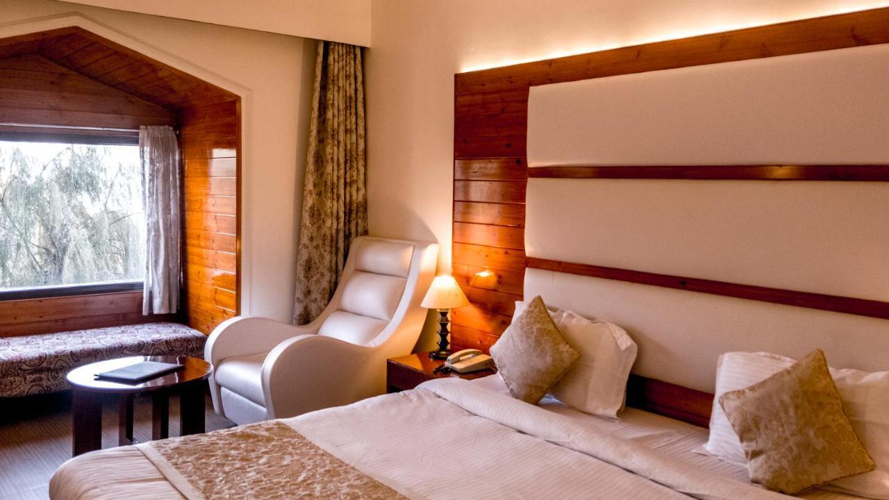 Royal Jardin Whistling Pines Resort Simlá Kültér fotó