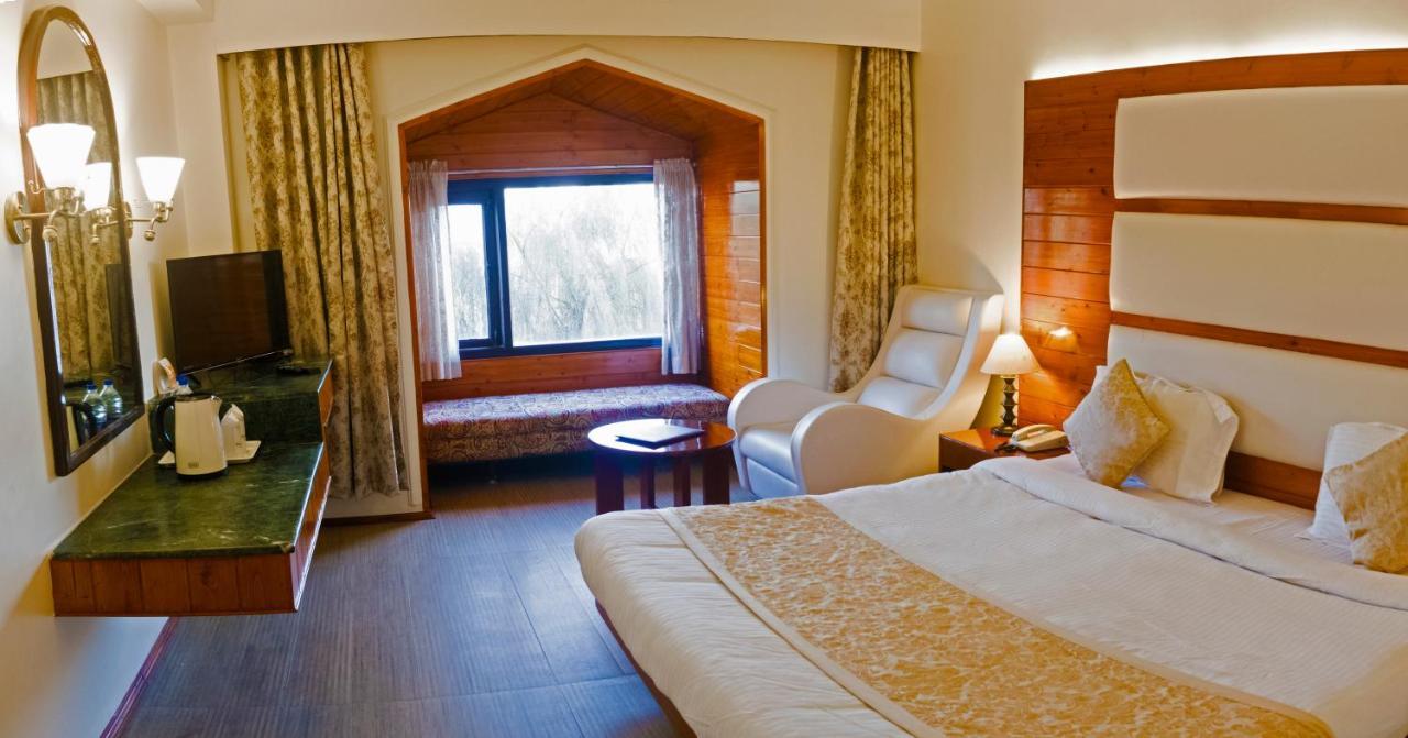 Royal Jardin Whistling Pines Resort Simlá Kültér fotó